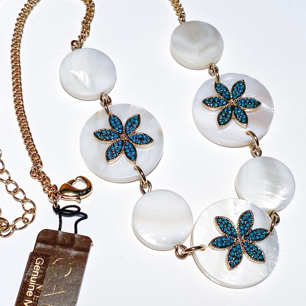 New Carolee $95 Mother of Pearl and Turquoise Flower Necklace, Tag Price $95 - Picture 8 of 16